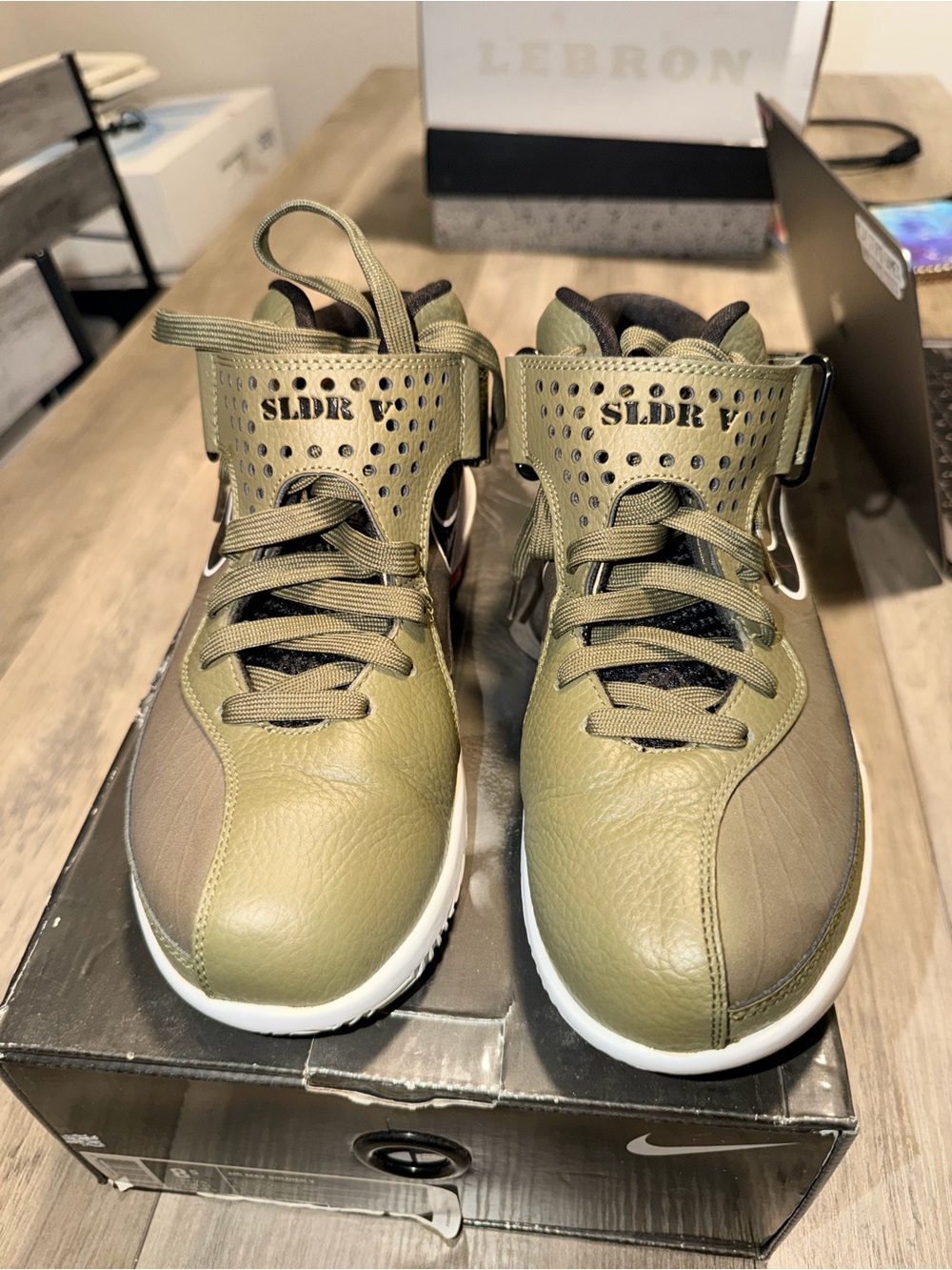 Nike Air Max Soldier V 5 Olive Red Basketball Shoes Men’s 8.5  LeBron